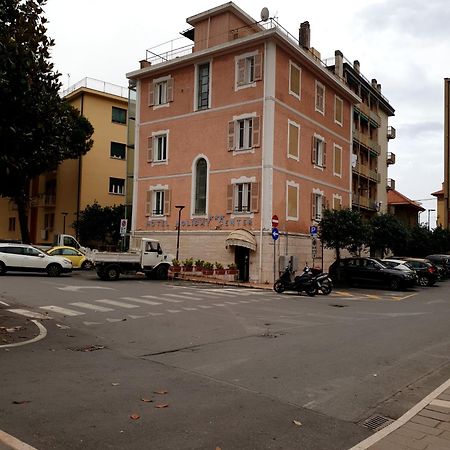 Piccolo Hotel Holiday Center Finale Ligure Bagian luar foto