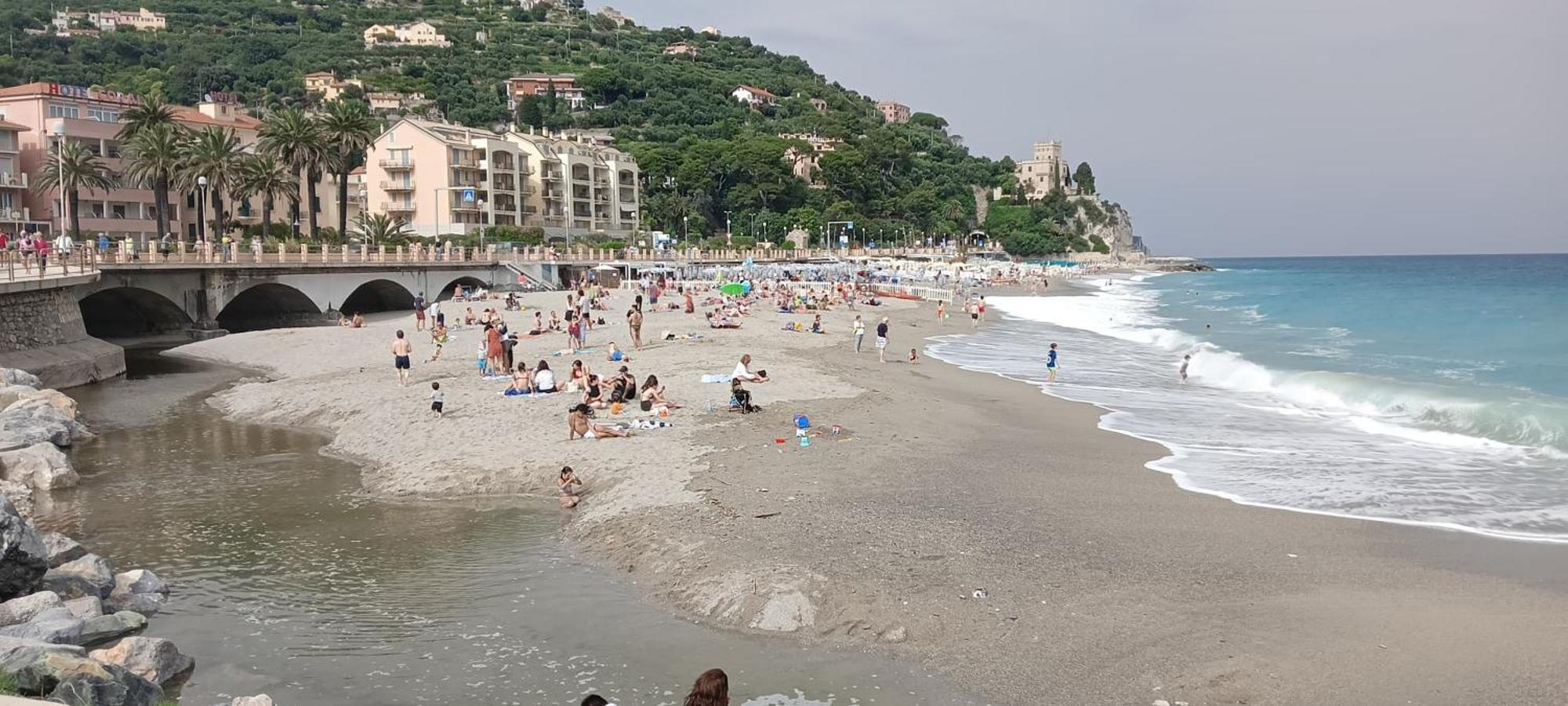 Piccolo Hotel Holiday Center Finale Ligure Bagian luar foto