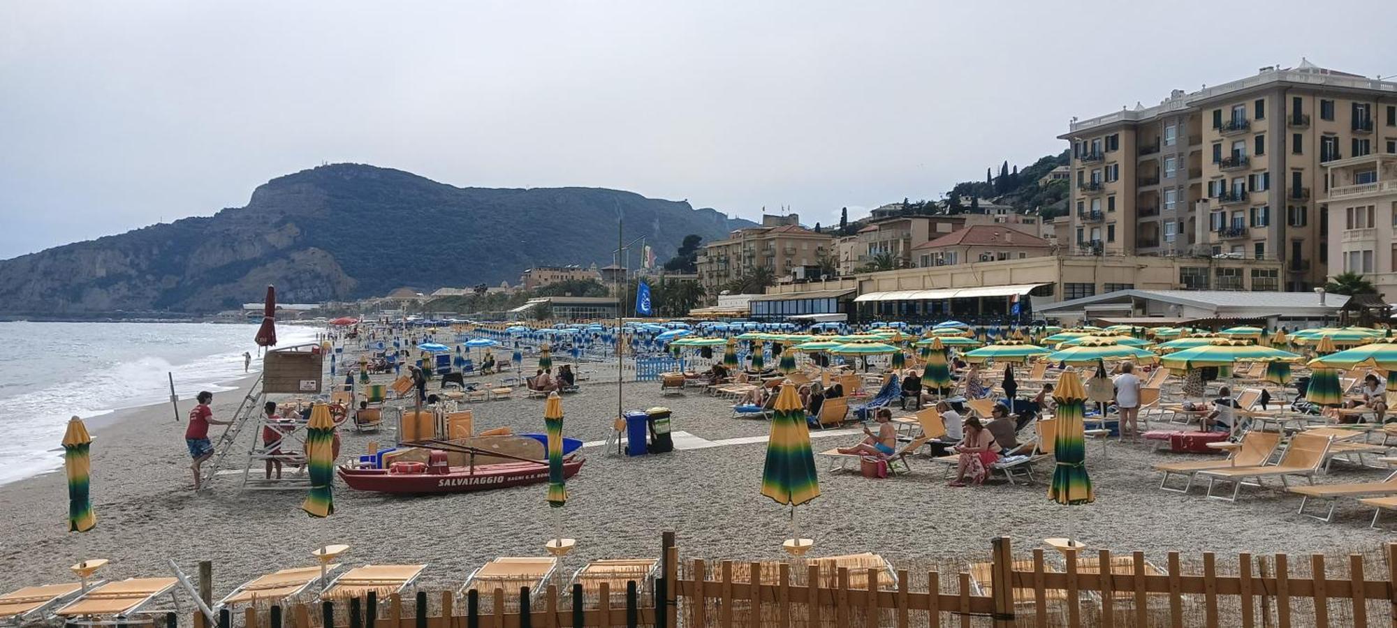 Piccolo Hotel Holiday Center Finale Ligure Bagian luar foto