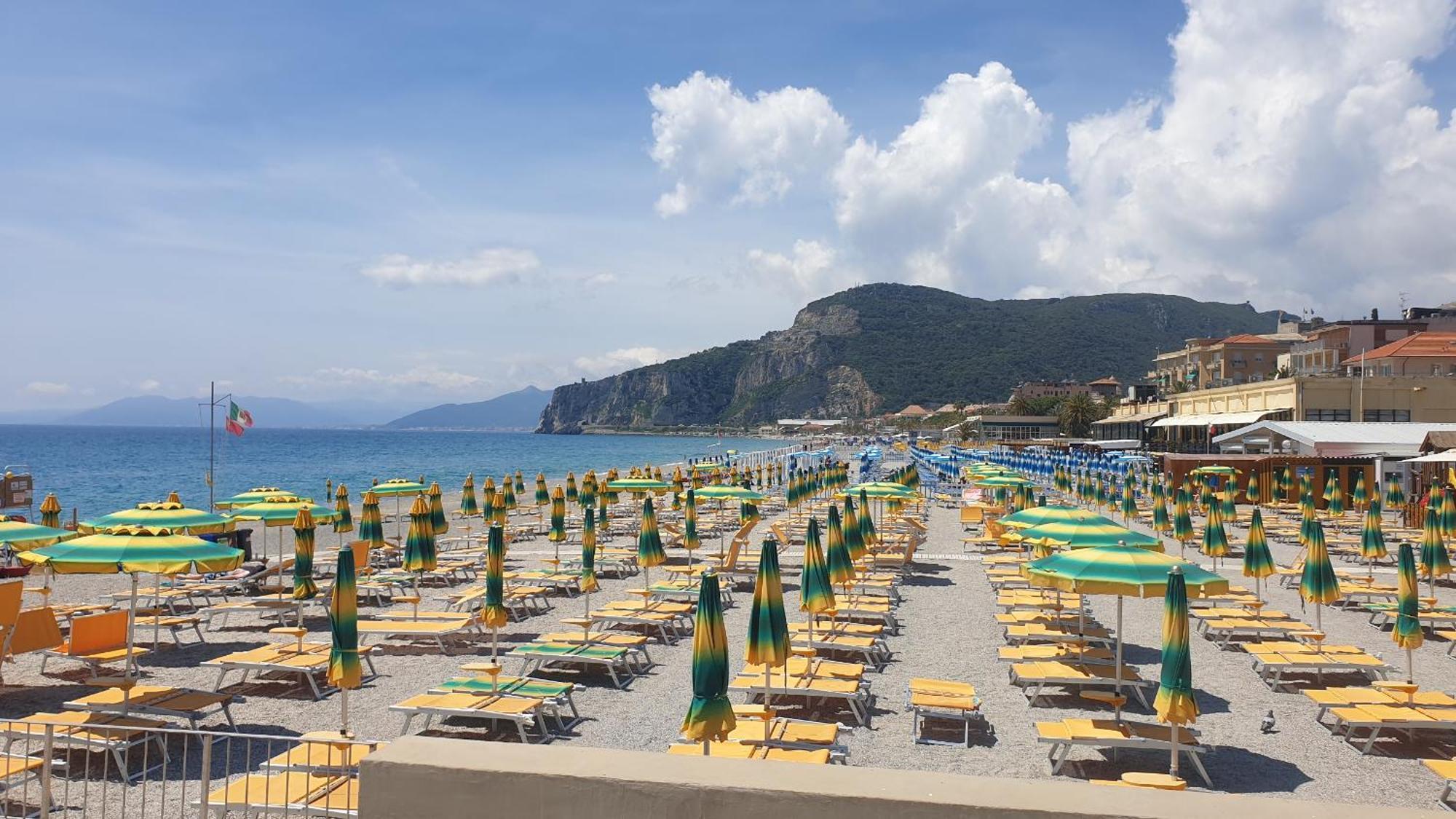 Piccolo Hotel Holiday Center Finale Ligure Bagian luar foto