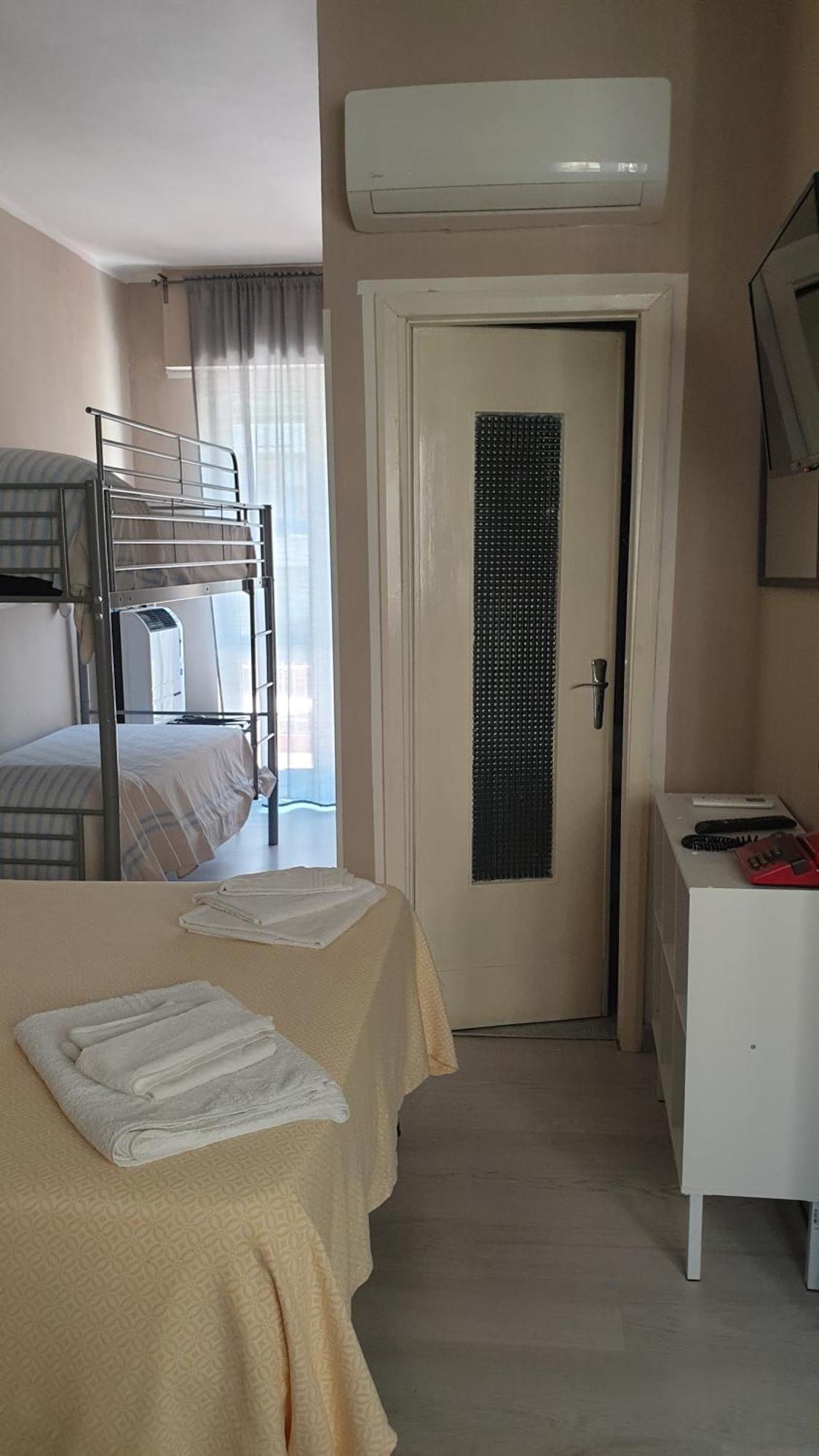 Piccolo Hotel Holiday Center Finale Ligure Bagian luar foto