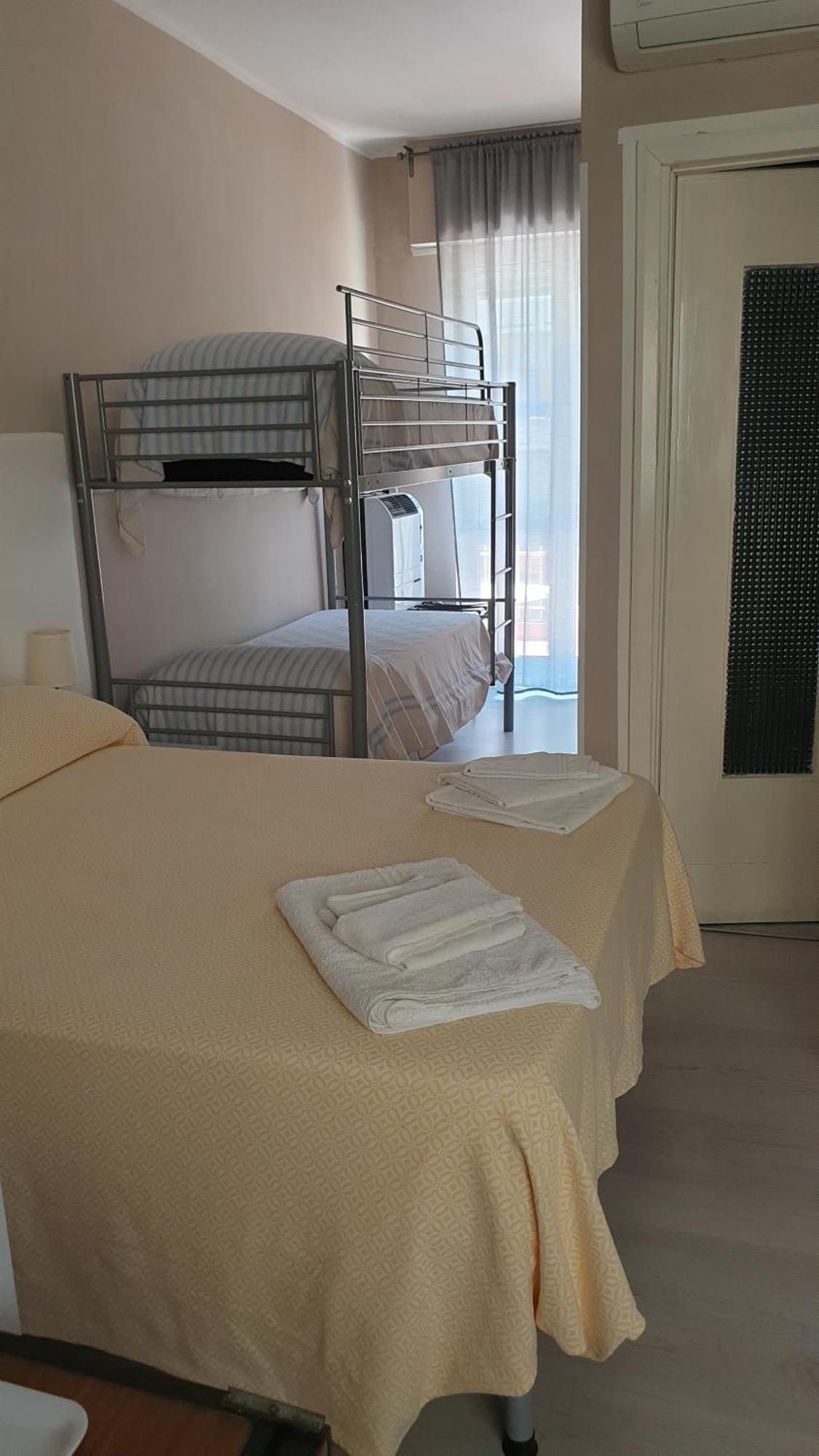 Piccolo Hotel Holiday Center Finale Ligure Bagian luar foto